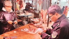 大安区市场监管局凤凰市场监管所织密农贸食物